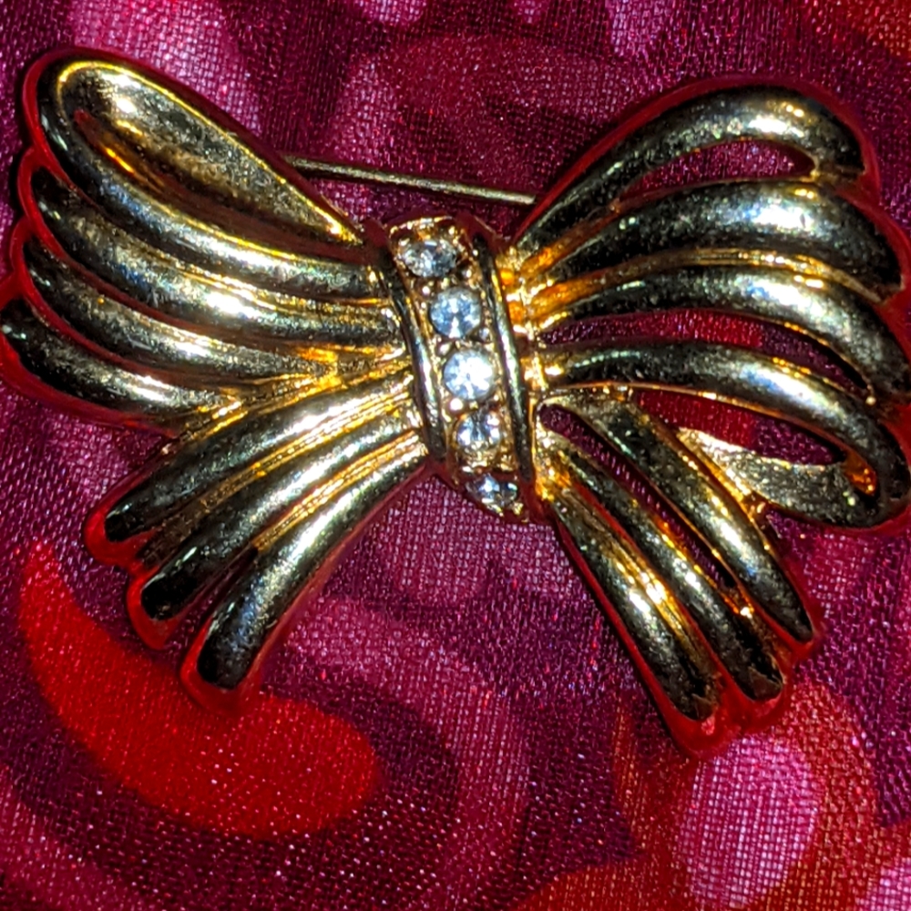Gold bow pendant